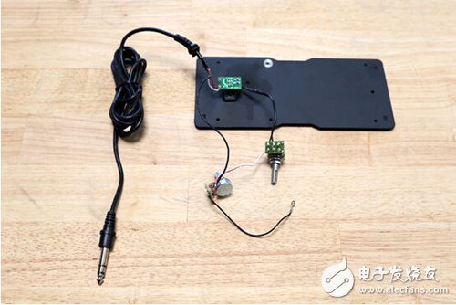 腳踏七彩“翔”云？看清楚，那可是充電器！