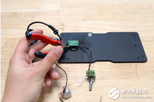 腳踏七彩“翔”云？看清楚，那可是充電器！