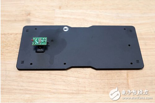 腳踏七彩“翔”云？看清楚，那可是充電器！