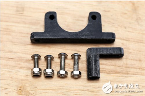 腳踏七彩“翔”云？看清楚，那可是充電器！