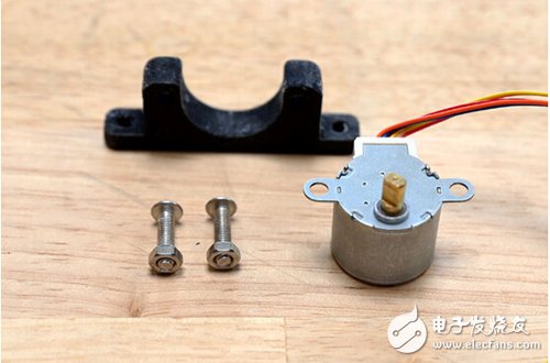 腳踏七彩“翔”云？看清楚，那可是充電器！