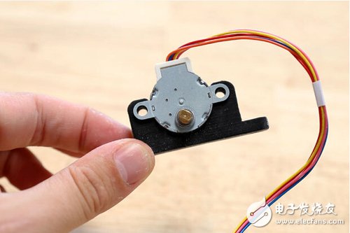 腳踏七彩“翔”云？看清楚，那可是充電器！