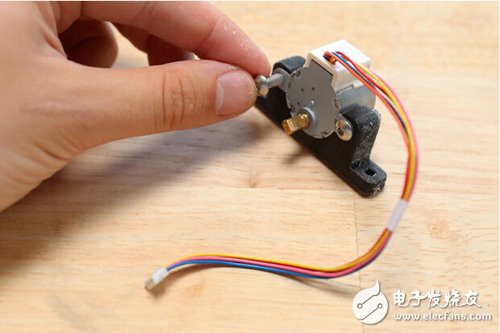 腳踏七彩“翔”云？看清楚，那可是充電器！