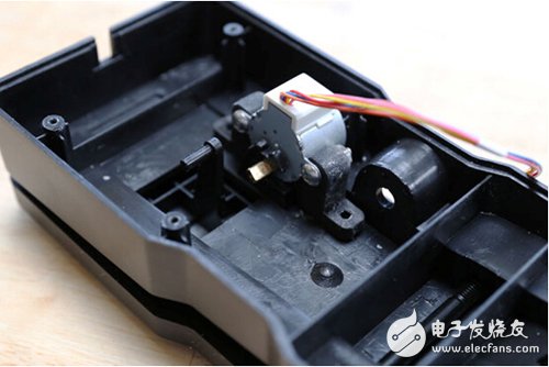 腳踏七彩“翔”云？看清楚，那可是充電器！