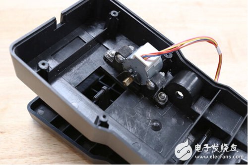 腳踏七彩“翔”云？看清楚，那可是充電器！