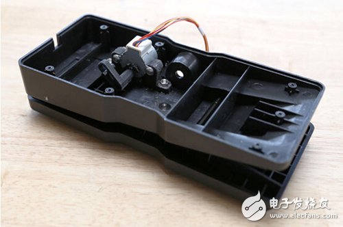 腳踏七彩“翔”云？看清楚，那可是充電器！