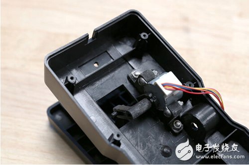 腳踏七彩“翔”云？看清楚，那可是充電器！