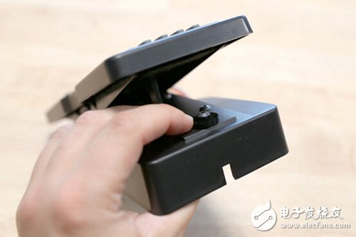 腳踏七彩“翔”云？看清楚，那可是充電器！