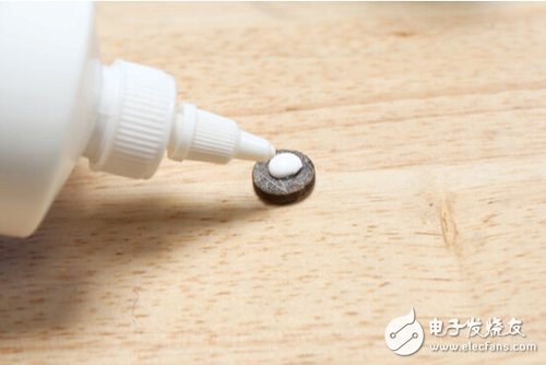 腳踏七彩“翔”云？看清楚，那可是充電器！