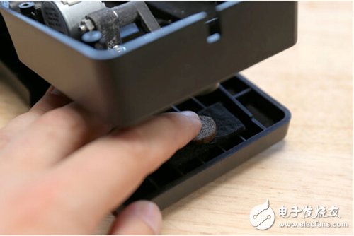 腳踏七彩“翔”云？看清楚，那可是充電器！