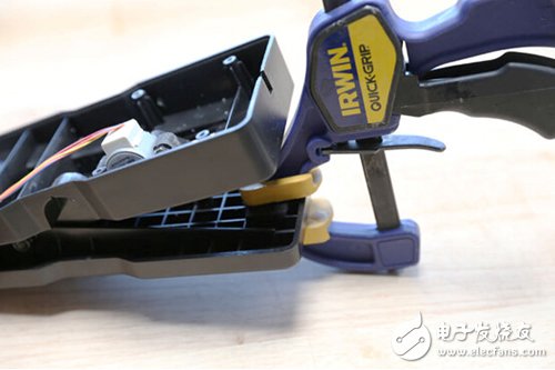 腳踏七彩“翔”云？看清楚，那可是充電器！