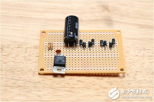 腳踏七彩“翔”云？看清楚，那可是充電器！