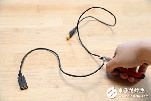 腳踏七彩“翔”云？看清楚，那可是充電器！