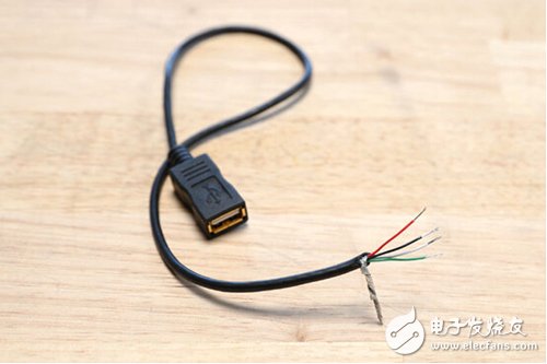 腳踏七彩“翔”云？看清楚，那可是充電器！