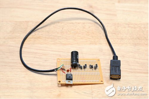 腳踏七彩“翔”云？看清楚，那可是充電器！