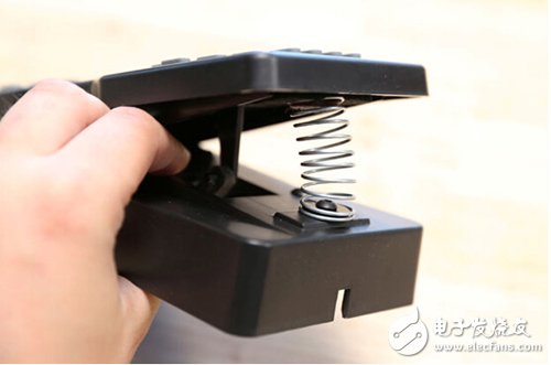 腳踏七彩“翔”云？看清楚，那可是充電器！