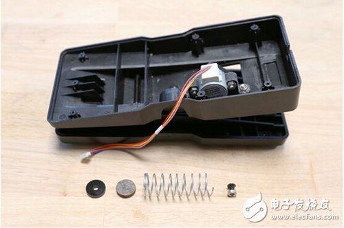 腳踏七彩“翔”云？看清楚，那可是充電器！