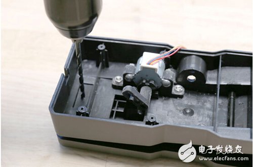 腳踏七彩“翔”云？看清楚，那可是充電器！