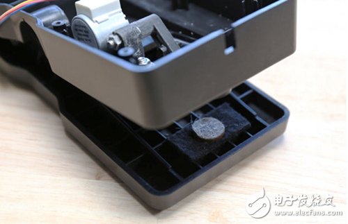 腳踏七彩“翔”云？看清楚，那可是充電器！