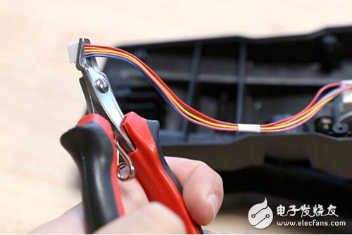 腳踏七彩“翔”云？看清楚，那可是充電器！