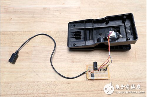 腳踏七彩“翔”云？看清楚，那可是充電器！