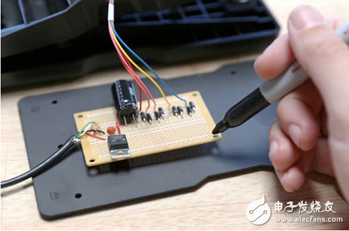 腳踏七彩“翔”云？看清楚，那可是充電器！