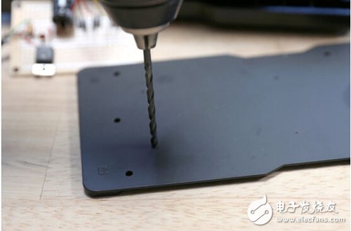 腳踏七彩“翔”云？看清楚，那可是充電器！