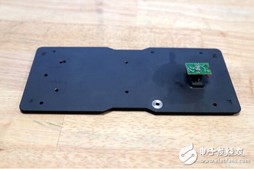 腳踏七彩“翔”云？看清楚，那可是充電器！