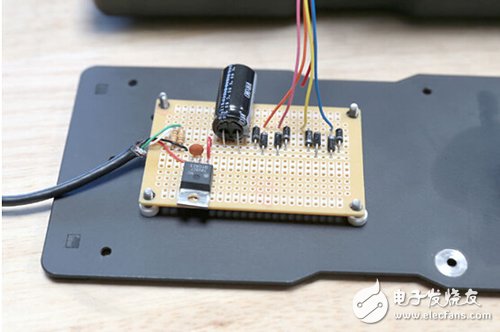 腳踏七彩“翔”云？看清楚，那可是充電器！