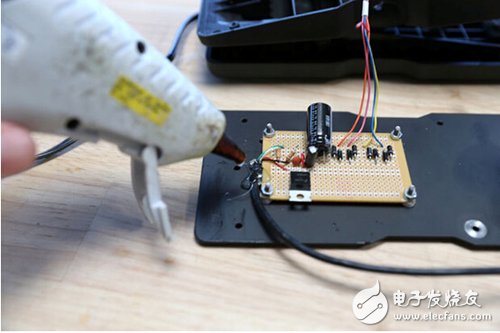 腳踏七彩“翔”云？看清楚，那可是充電器！