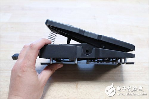 腳踏七彩“翔”云？看清楚，那可是充電器！