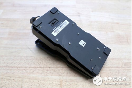 腳踏七彩“翔”云？看清楚，那可是充電器！