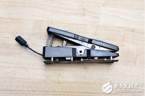 腳踏七彩“翔”云？看清楚，那可是充電器！