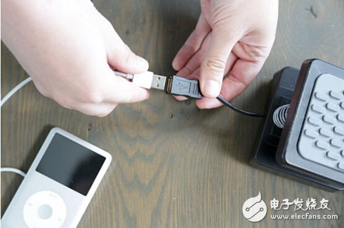 腳踏七彩“翔”云？看清楚，那可是充電器！