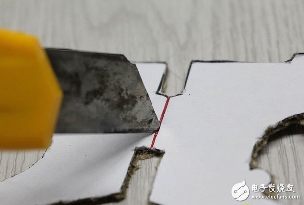 對(duì)折之前先扎幾個(gè)孔