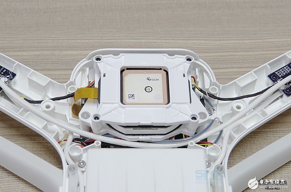 小米無人機對比精靈3s拆解 大疆“門徒”表現(xiàn)如何？