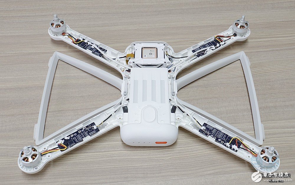 小米無人機對比精靈3s拆解 大疆“門徒”表現(xiàn)如何？