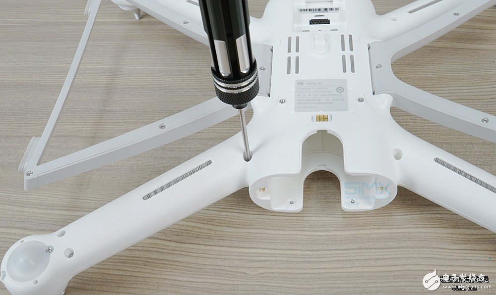 小米無人機對比精靈3s拆解 大疆“門徒”表現(xiàn)如何？