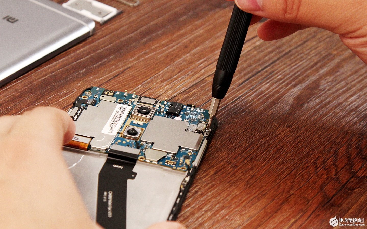 紅米Pro拆解：內(nèi)部做工是否夠“旗艦”？
