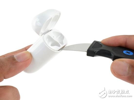 蘋果Airpods超詳細拆解 拆一次就報廢的無線耳機