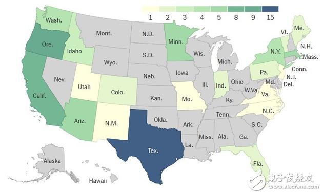 IM Flash工程師亞當·亨德里克森演示如何脫去防護服。這家工廠建于1994年。