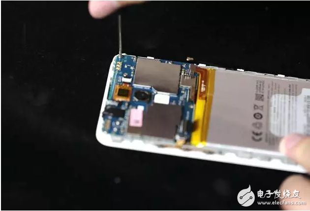 魅藍(lán)5s拆解：支持18W快充的小機(jī)身，竟然塞了這么大的東西！