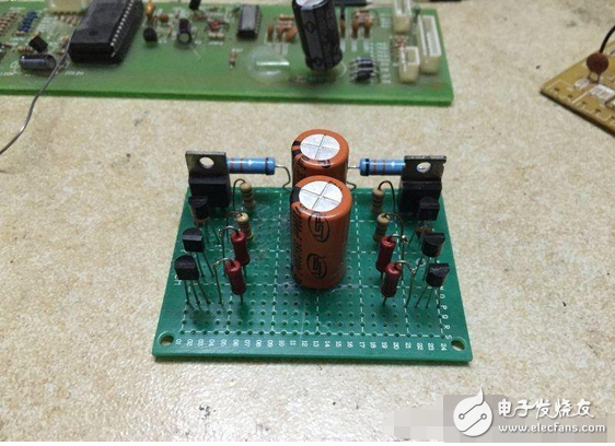 　　最近閑著沒事，本著功放發(fā)燒友的動(dòng)力制作一臺(tái)迷你功放。雖說迷你，但其實(shí)并不小巧，5口交換機(jī)也不大，再加上交換機(jī)也是壞的就干脆利用上了！功放還是采用了雙差分電路。本人從事電子行業(yè)的這些年發(fā)現(xiàn)，很多家庭影院或者大型娛樂會(huì)所用的功放幾乎都是這種電路，也許是因?yàn)檫@種電路工作穩(wěn)定。放大失真低的原因。。。我從網(wǎng)上找到的電路，記得之前我也用這個(gè)圖紙做過，后來怎么解決的忘了！