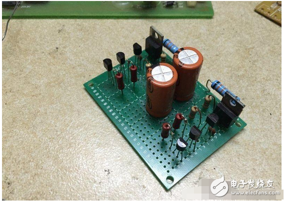 　　最近閑著沒事，本著功放發(fā)燒友的動(dòng)力制作一臺(tái)迷你功放。雖說迷你，但其實(shí)并不小巧，5口交換機(jī)也不大，再加上交換機(jī)也是壞的就干脆利用上了！功放還是采用了雙差分電路。本人從事電子行業(yè)的這些年發(fā)現(xiàn)，很多家庭影院或者大型娛樂會(huì)所用的功放幾乎都是這種電路，也許是因?yàn)檫@種電路工作穩(wěn)定。放大失真低的原因。。。我從網(wǎng)上找到的電路，記得之前我也用這個(gè)圖紙做過，后來怎么解決的忘了！