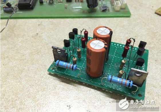 　　最近閑著沒事，本著功放發(fā)燒友的動(dòng)力制作一臺(tái)迷你功放。雖說迷你，但其實(shí)并不小巧，5口交換機(jī)也不大，再加上交換機(jī)也是壞的就干脆利用上了！功放還是采用了雙差分電路。本人從事電子行業(yè)的這些年發(fā)現(xiàn)，很多家庭影院或者大型娛樂會(huì)所用的功放幾乎都是這種電路，也許是因?yàn)檫@種電路工作穩(wěn)定。放大失真低的原因。。。我從網(wǎng)上找到的電路，記得之前我也用這個(gè)圖紙做過，后來怎么解決的忘了！