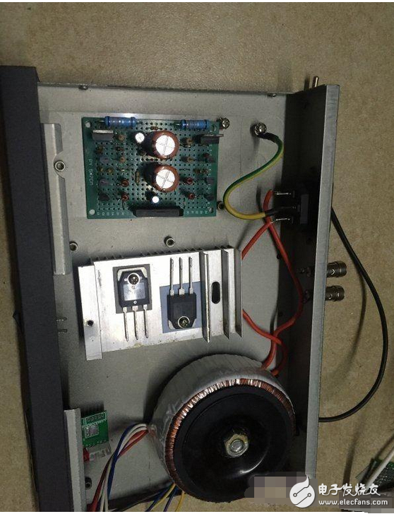 　　最近閑著沒事，本著功放發(fā)燒友的動(dòng)力制作一臺(tái)迷你功放。雖說迷你，但其實(shí)并不小巧，5口交換機(jī)也不大，再加上交換機(jī)也是壞的就干脆利用上了！功放還是采用了雙差分電路。本人從事電子行業(yè)的這些年發(fā)現(xiàn)，很多家庭影院或者大型娛樂會(huì)所用的功放幾乎都是這種電路，也許是因?yàn)檫@種電路工作穩(wěn)定。放大失真低的原因。。。我從網(wǎng)上找到的電路，記得之前我也用這個(gè)圖紙做過，后來怎么解決的忘了！