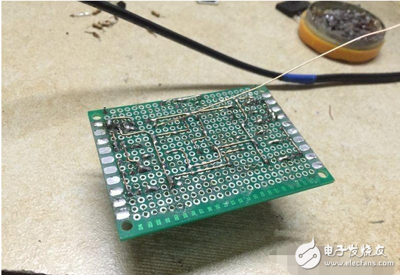 　　最近閑著沒事，本著功放發(fā)燒友的動(dòng)力制作一臺(tái)迷你功放。雖說迷你，但其實(shí)并不小巧，5口交換機(jī)也不大，再加上交換機(jī)也是壞的就干脆利用上了！功放還是采用了雙差分電路。本人從事電子行業(yè)的這些年發(fā)現(xiàn)，很多家庭影院或者大型娛樂會(huì)所用的功放幾乎都是這種電路，也許是因?yàn)檫@種電路工作穩(wěn)定。放大失真低的原因。。。我從網(wǎng)上找到的電路，記得之前我也用這個(gè)圖紙做過，后來怎么解決的忘了！