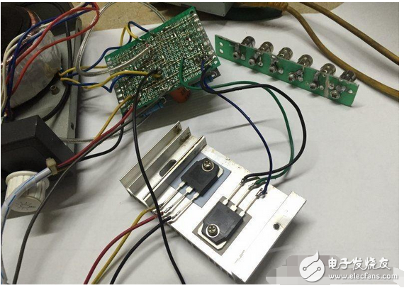 　　最近閑著沒事，本著功放發(fā)燒友的動(dòng)力制作一臺(tái)迷你功放。雖說迷你，但其實(shí)并不小巧，5口交換機(jī)也不大，再加上交換機(jī)也是壞的就干脆利用上了！功放還是采用了雙差分電路。本人從事電子行業(yè)的這些年發(fā)現(xiàn)，很多家庭影院或者大型娛樂會(huì)所用的功放幾乎都是這種電路，也許是因?yàn)檫@種電路工作穩(wěn)定。放大失真低的原因。。。我從網(wǎng)上找到的電路，記得之前我也用這個(gè)圖紙做過，后來怎么解決的忘了！