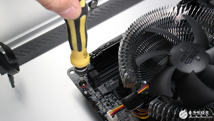 玩英雄聯(lián)盟用什么電腦好？2000元教你打造一臺LOL小鋼炮