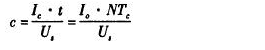 電流源Io為4DH型精密恒流管，它與電容C通過電子開關(guān)K串聯(lián)構(gòu)成閉合回路，電容C的兩端連接到電壓比較器P的輸入端，測(cè)量過程如下：當(dāng)K1閉合時(shí)，基準(zhǔn)電壓給電容充電至Uc=Us，然后K1斷開，K2閉合，電容在電流源的作用下放電，單片機(jī)的內(nèi)部計(jì)數(shù)器同時(shí)開始工作。當(dāng)電流源對(duì)電容放電至Uc=0時(shí)，比較器翻轉(zhuǎn)，計(jì)數(shù)器結(jié)束計(jì)數(shù)，計(jì)數(shù)值與電容放電時(shí)間成正比，計(jì)數(shù)脈沖與放電時(shí)間關(guān)系如圖7所示。